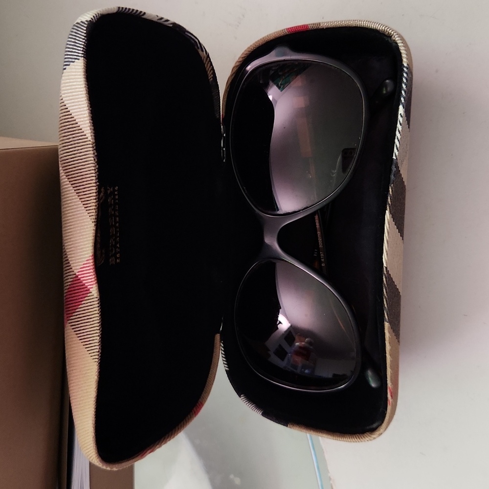 Authentic Burberry Sunglasses With Accessories - image 3
